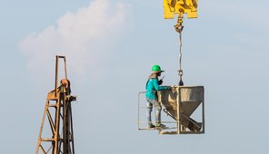 Yük kaldırma makinalarına sepet vb. aparatlar takılarak kişilerin kaldırılması uygun mu?